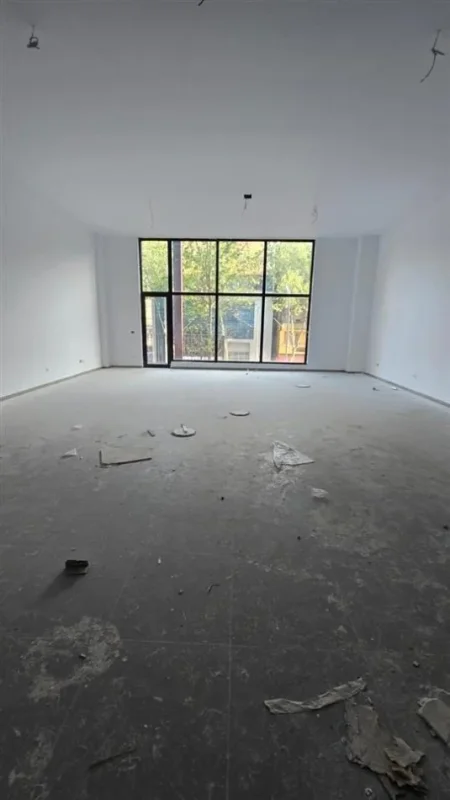Tirane, jepet me qera zyre Kati 0, 100 m² 1.500 € (Rruga e Kavajes)