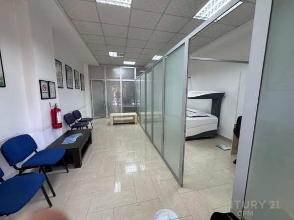 Tirane, jepet me qera zyre Kati 0, 44 m² 400 € (Shkolla Andon Zako Çajupi)