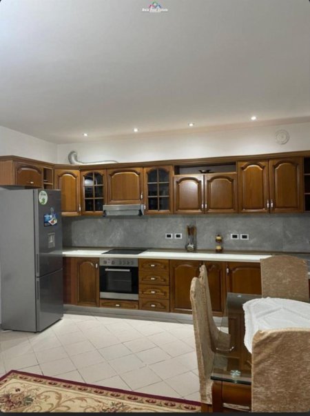 Tirane, jepet me qera apartament 2+1 Kati 1, 100 m² 400 € (Liqeni i Thate)