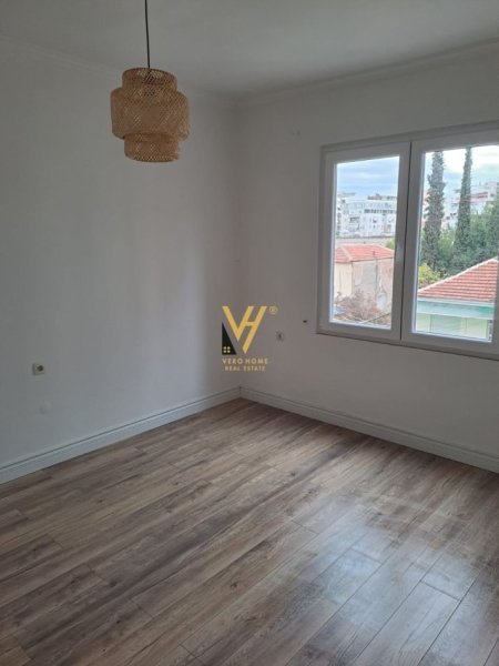 Tirane, jepet me qera apartament 2+1+Ballkon Kati 4, 80 m² 700 € (RRUGA E KAVAJES)