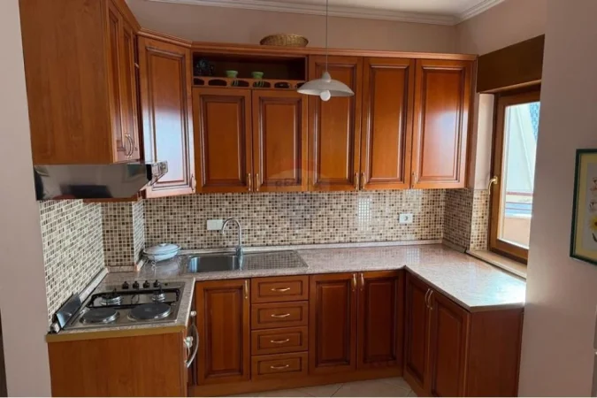 Tirane, jepet me qera apartament 1+1 , 75 m² 900 € (Qendër)