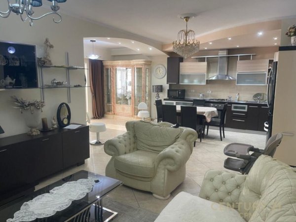 Tirane, jepet me qera apartament 2+1 Kati 3, 118 m² 800 € 