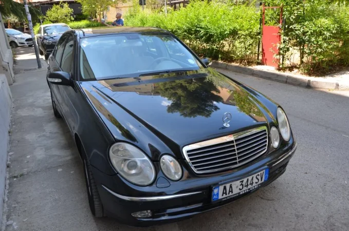 Tirane, shes makine Mercedes e class 270 Nafte, blu e errët automatik Kondicioner 220.000 km 3.000 €