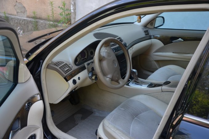 Tirane, shes makine Mercedes e class 270 Nafte, blu e errët automatik Kondicioner 220.000 km 3.000 €