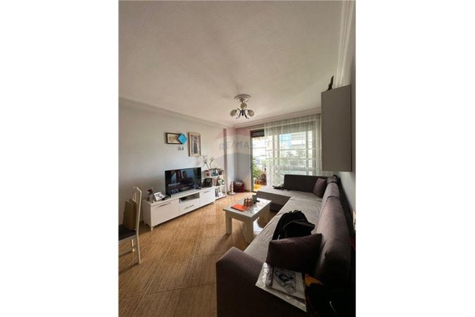 Tirane, jepet me qera apartament 2+1 Kati 3, 100 m² 700 € (Rruga Skender Luarasi - Komuna e Parisit)