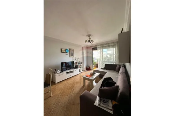 Tirane, jepet me qera apartament 2+1 Kati 3, 100 m² 700 € (Rruga Skender Luarasi - Komuna e Parisit)