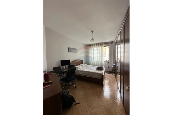 Tirane, jepet me qera apartament 2+1 Kati 3, 100 m² 700 € (Rruga Skender Luarasi - Komuna e Parisit)