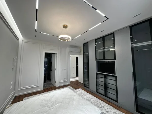 Tirane, jepet me qera apartament 2+1+Ballkon Kati 4, 140 m² 1.000 € (Farmacia nr10)