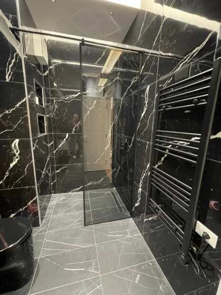 Tirane, jepet me qera apartament 2+1+Ballkon Kati 4, 140 m² 1.000 € (Farmacia nr10)