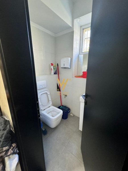 Tirane, jepet me qera dyqan Kati 0, 70 m² 2.000 € (BULEVARDI ZOGU I PARE)