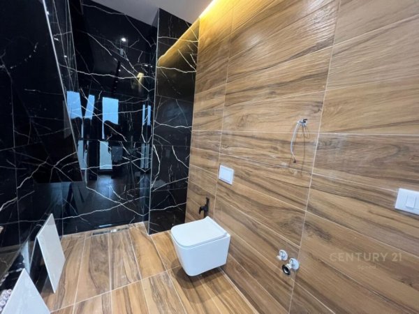 Tirane, jepet me qera apartament 2+1+Aneks+Ballkon Kati 5, 114 m² 600 € (ARLIS ,Farmacia 10)