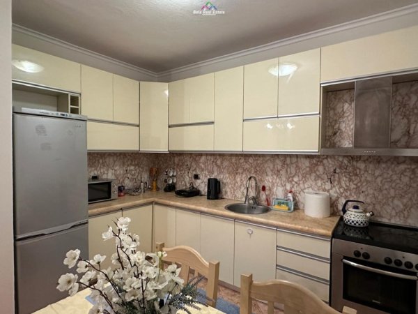 Tirane, jepet me qera apartament 3+1 Kati 2, 120 m² 670 € (shkolla e baletit)