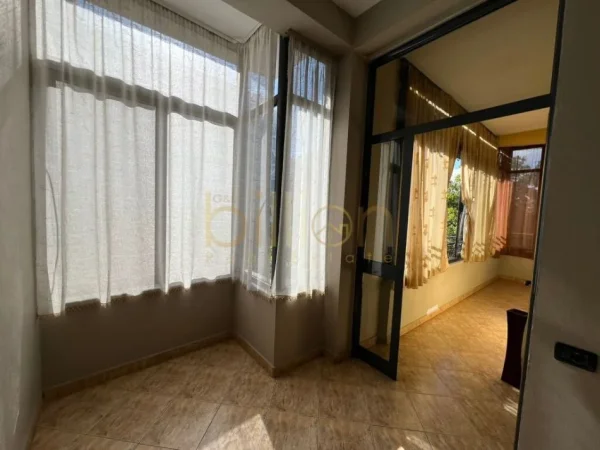 Tirane, jepet me qera apartament 2+1 Kati 2, 121 m² 700 € (Yzberisht)