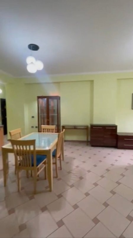 Tirane, jepet me qera apartament 1+1+Aneks+Ballkon Kati 2, 74 m² 650 € (Rruga Mihal Duri)