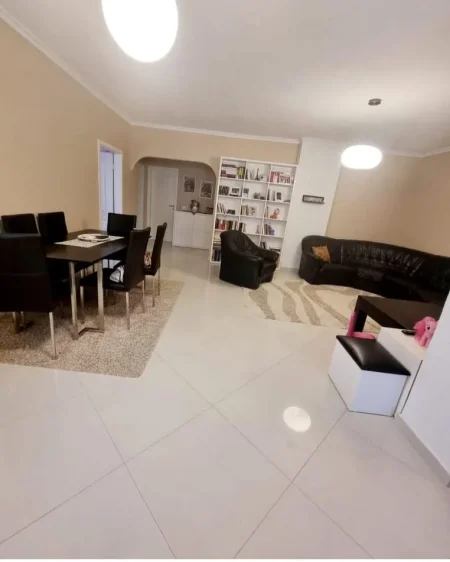 Tirane, jepet me qera apartament 3+1 Kati 2, 1.100 € 