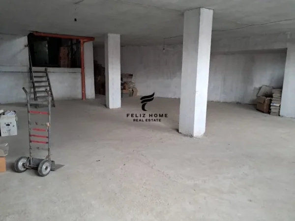 Tirane, jepet me qera magazine Kati 0, 1.000 m² 4.000 € (DON BOSKO)