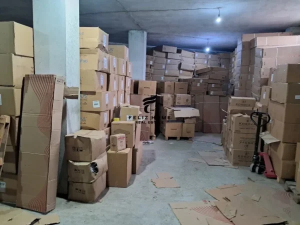 Tirane, jepet me qera magazine Kati 0, 1.000 m² 4.000 € (DON BOSKO)