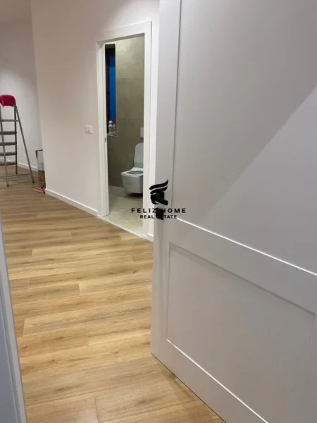 Tirane, jepet me qera dyqan Kati 1, 80 m² 600 € (ASTIR)