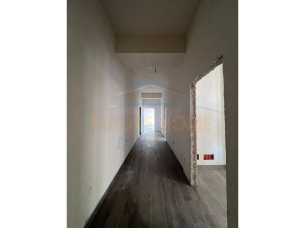 Tirane, shitet apartament 3+1+2 Kati 3, 140 m² 350.000 € (Rruga e Kavajes, Square 21)