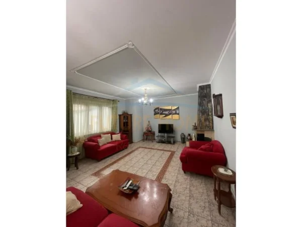 Tirane, jepet me qera apartament 3+1+Ballkon Kati 2, 124 m² 900 € (Rruga Todi Shkurti)