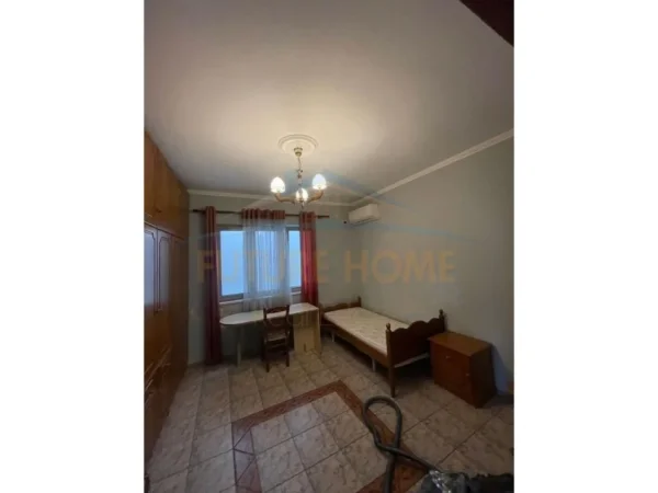 Tirane, jepet me qera apartament 3+1+Ballkon Kati 2, 124 m² 900 € (Rruga Todi Shkurti)