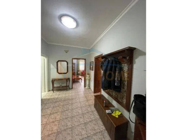 Tirane, jepet me qera apartament 3+1+Ballkon Kati 2, 124 m² 900 € (Rruga Todi Shkurti)