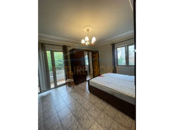 Tirane, jepet me qera apartament 3+1+Ballkon Kati 2, 124 m² 900 € (Rruga Todi Shkurti)