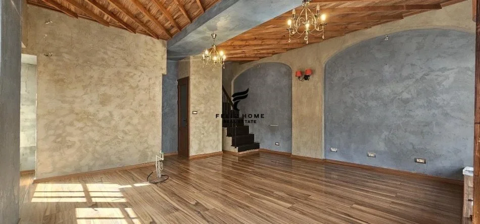 Korce, shitet dyqan Kati 2, 84 m² 220.000 € (KORCE)