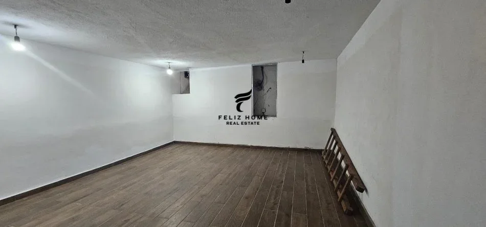 Korce, shitet dyqan Kati 2, 84 m² 220.000 € (KORCE)