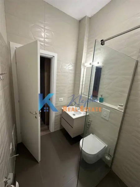 Tirane, jap me qera apartament 2+1+Ballkon Kati 8, 110 m² 70.000 leke (Pazari i Ri)