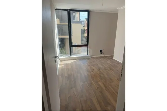 Tirane, jepet me qera zyre Kati 0, 108 m² 1.200 € (Pazari i Ri, Rruga Tefta Tashko, 9-Kateshet, Tirane.)