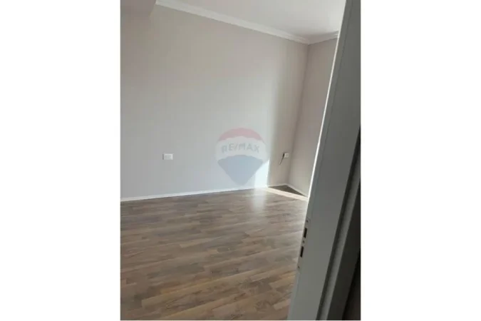 Tirane, jepet me qera zyre Kati 0, 108 m² 1.200 € (Pazari i Ri, Rruga Tefta Tashko, 9-Kateshet, Tirane.)