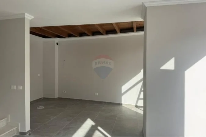 Tirane, jepet me qera zyre Kati 0, 108 m² 1.200 € (Pazari i Ri, Rruga Tefta Tashko, 9-Kateshet, Tirane.)