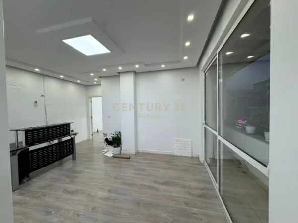 Tirane, jepet me qera ambjent biznesi Kati 1, 96 m² 700 € (SHKOLLA E BALETIT)