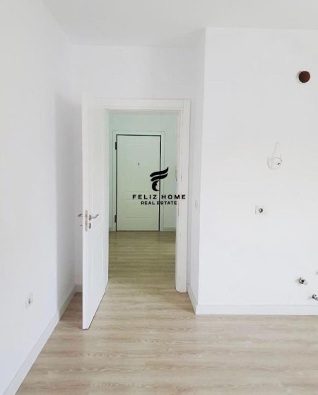 Tirane, jepet me qera apartament 1+1 Kati 4, 69 m² 550 € (QENDER)