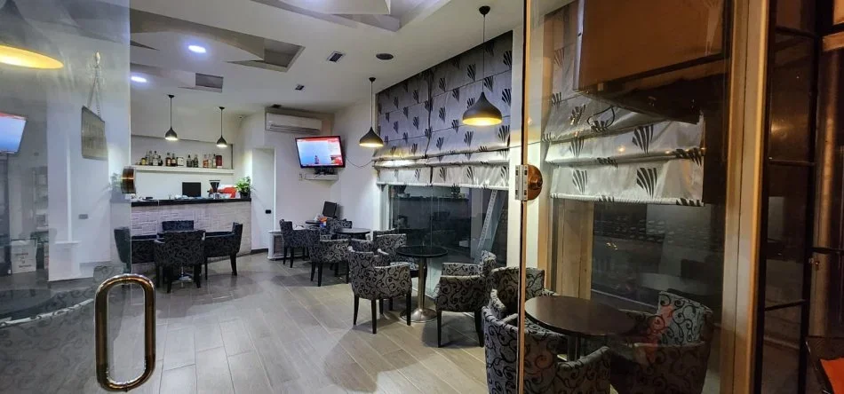 Tirane, jepet me qera lokal Kati 0, 1 m² 550 € (Fresku)