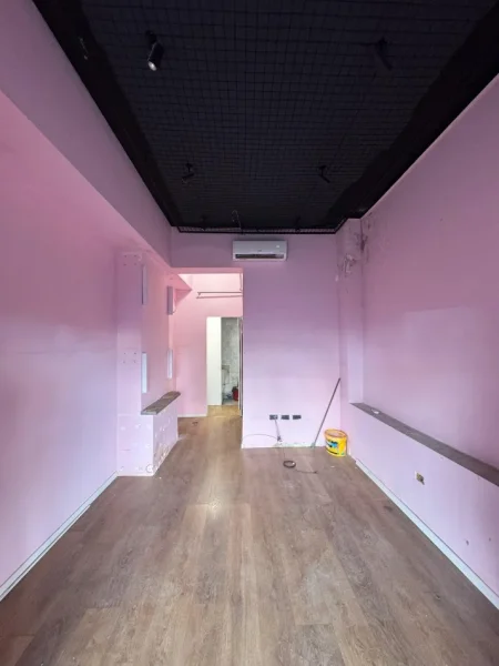 Ambient Biznesi për Qira , Buze Rrugës Kryesore, në Rr. Muhamet Gjollesha!