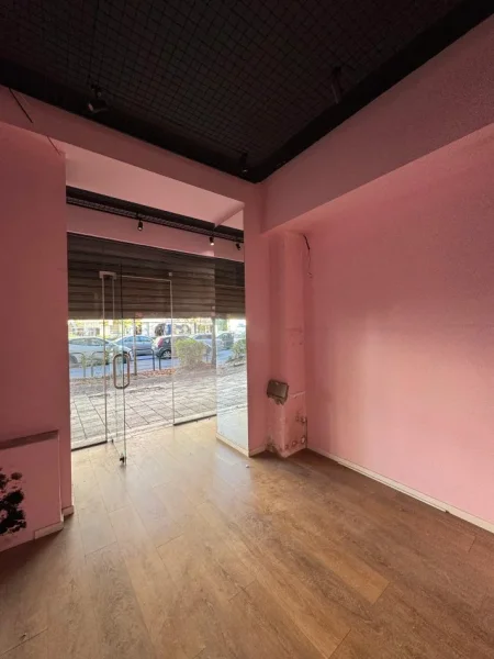 Ambient Biznesi për Qira , Buze Rrugës Kryesore, në Rr. Muhamet Gjollesha!