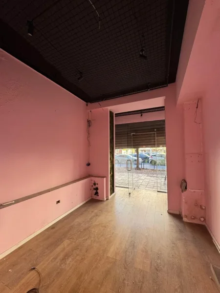 Ambient Biznesi për Qira , Buze Rrugës Kryesore, në Rr. Muhamet Gjollesha!