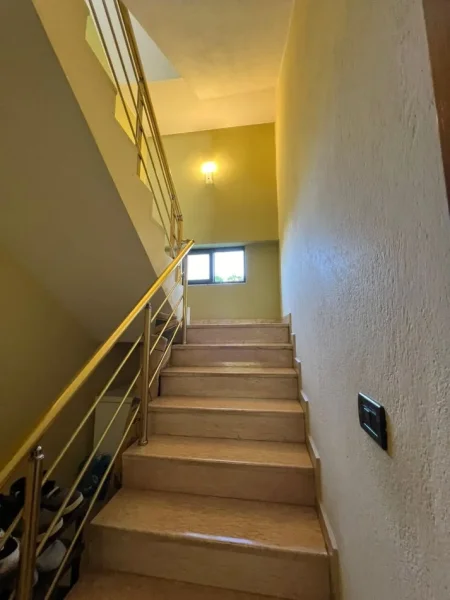 Tirane, jepet me qera Vile Kati 2, 134 m² 700 € (Yzberisht)