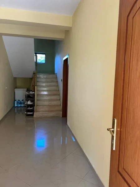 Tirane, jepet me qera Vile Kati 2, 134 m² 700 € (Yzberisht)