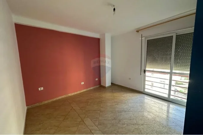 Tirane, jepet me qera 2+1 , 550 € (Komuna e Parisit)