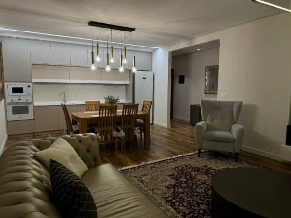 Tirane, jepet me qera apartament 2+1+Ballkon Kati 11, 137 m² 2.500 € (blloku)