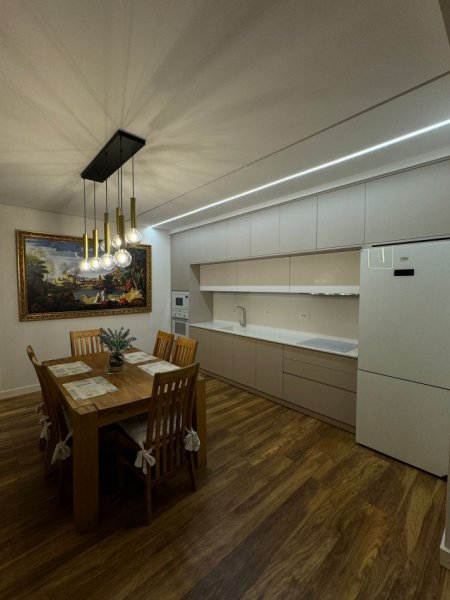 Tirane, jepet me qera apartament 2+1+Ballkon Kati 11, 137 m² 2.500 € (blloku)