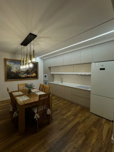 Tirane, jepet me qera apartament 2+1+Ballkon Kati 11, 137 m² 2.500 € (blloku)