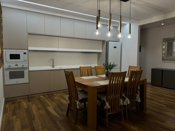Tirane, jepet me qera apartament 2+1+Ballkon Kati 11, 137 m² 2.500 € (blloku)