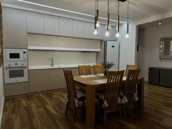 Tirane, jepet me qera apartament 2+1+Ballkon Kati 11, 137 m² 2.500 € (blloku)