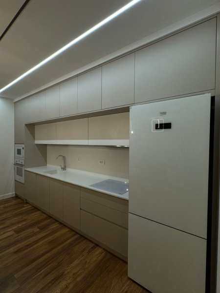 Tirane, jepet me qera apartament 2+1+Ballkon Kati 11, 137 m² 2.500 € (blloku)