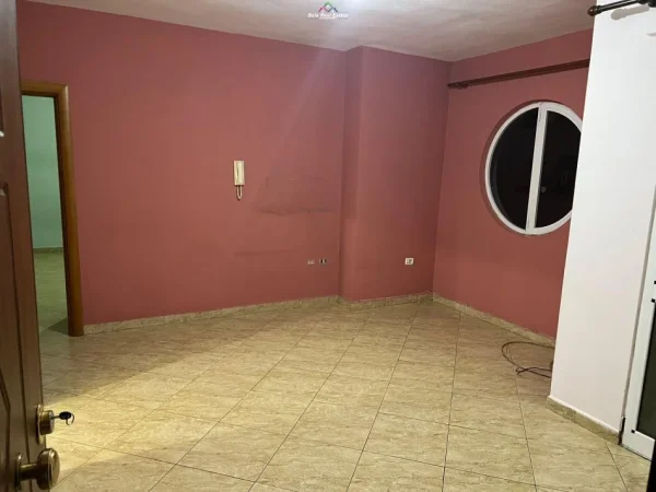 Tirane, jepet me qera apartament 2+1 Kati 6, 100 m² 550 € (Komuna E Parisit)