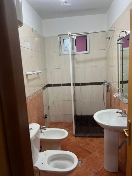 Tirane, jepet me qera apartament 2+1 Kati 6, 100 m² 550 € (Komuna E Parisit)